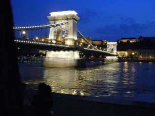 Budapest - Kettenbrücke und Burgberg beleuchtet : In der Dunkelheit werden die historische Donau-Kettenbrücke und die Gebäude auf dem Burgberg beleuchtet. Aufgenommen in Budapest am 13. Juni 2011