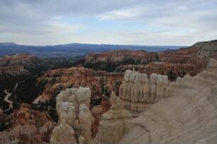 Felsen im Bryce Canyon Nationalpark : Blick vom Inspiration Point im Bryce Canyon Nationalpark am Abend auf die Felsenformationen, aufgenommen am 17. August 2012
