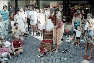Freiburg i. Br.: Marionettenspielerin in der Rathausgasse