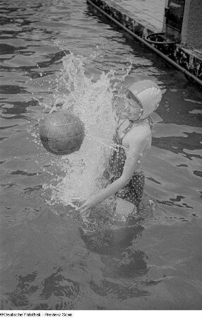 Porträt eines Mädchens im Freibad
