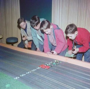 Minimobile-Rennen. Kinder beim Spiel mit der Rennbahn