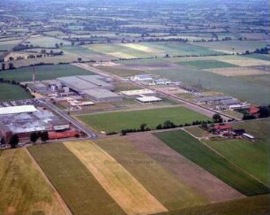 Tiefdruckerei der Axel-Springer AG: Luftbild des Gewerbegebietes am Beimoorweg: links British American Tobacco, rechts Kornkamp und Umspannwerk, im Hintergrund Bahnstrecke Hamburg-Lübeck und Ackerflächen