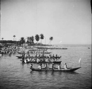 Bootsregatta : Ruderer warten auf ihren Booten auf den Beginn der Regatta