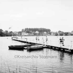 Badeanstalt: am Herrenteich: Badesteg mit Fahnenmast, Boote an Anleger: Badegäste auf Steg: im Hintergrund Ufer im Südosten, Mitte Bäume von Altem Friedhof