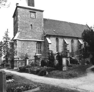 Dresden-Leubnitz-Neuostra. Pfarrkirche (wohl 1. H. 15. Jh., Chor 1511, 1720, Umgestaltung 1874). Ansicht über den Friedhof von Südwest