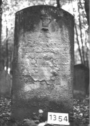 Grabstein 1354 (Index: 99900268) Material: Sandstein Zustand: fast völlig verwittert Maße HxBxT: 123x62x11 cm Beschreibung: Stele mit Segmentbogenabschluss, oberhalb der Inschrift Levitenkanne Symbolik: Levitenkanne: Grabstein 1354