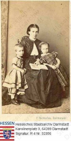 Rieger, N. N. / Porträt, Gruppenaufnahme von Frau Rieger mit ihren Kindern Fritz und Agnes / Ganzfiguren