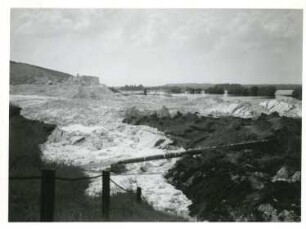Hochwasserkatastrophe 1933 der Saale zwischen Bernburg und Nienburg. Herabgespülte Kalkmassen der Kalkberge bei Bernburg