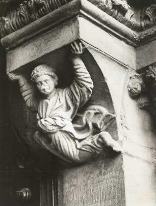 Konsolfigur der inneren Türöffnung (westl. Teil)