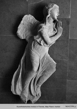 Skulpturen des Oratoriums der Maestà delle Volte di Perugia : Fliegender Engel I