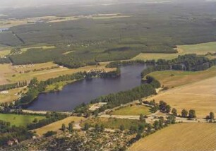Kleingartenanlage, Autobahn (A 13) und Stausee