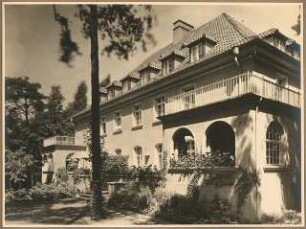 Landhaus Cohn, Doppel-Villa, Hubertusbader Straße, Berlin-Grunewald: Aussenaufnahme Gartenseite des Gebäudes