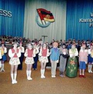 Junge Pioniere und andere Mitglieder von Kinder- und Jugendgruppen beim 12. Kongress der DSF in Berlin (Ost)