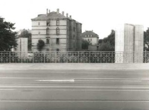 Dresden-Löbtau. Wohnhäuser Löbtauer Str. 81 u. 83. E. 19.Jh. Seiten-u. Hofansicht von der Weißeritzbrücke mit Brückengeländer u. Stützpfeiler des Verlängerungsbaues der Nossener Brücke