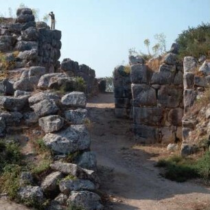 Tiryns, Ostmauer, Verbindungsgang und Sockelmauer der Mittelburg