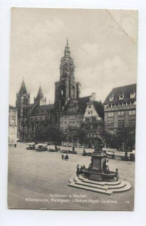 "Kilianskirche, Marktplatz und Robert-Mayer-Denkmal" - Außenansicht der Kilianskirche von Nordwesten, mit den Häusern Kaiserstraße 30, 32 und 34, mit Marktständen
