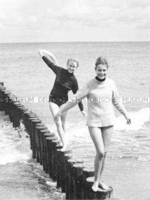 Urlauberinnen am Strand von Zingst ?