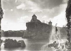 Dorfkirche (Wehrkirche) : Dorfkirche (Wehrkirche) mit geflutetem Steinbruch (Pyroxen - Granit - Porphyr)