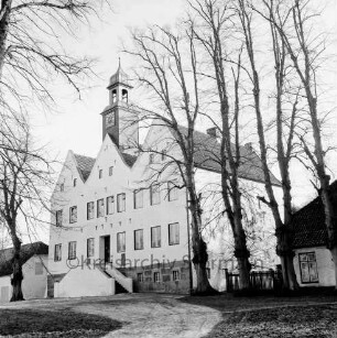 Kloster Nütschau: Herrenhaus: Nordfront: rechts und links Nebengebäude: vorn Mitte Auffahrt: vorn rechts und links Bäume