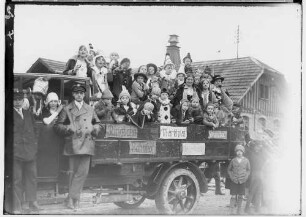 Fasnacht Sigmaringen 1928; Umzugswagen im Bauhof