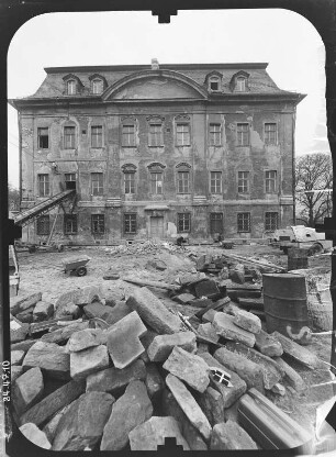 Oppurg, Schloßstraße 2. Schloß (1705-1708, Umgestaltung 1746-1747, Restaurierung seit 1984). Ansicht von Westen