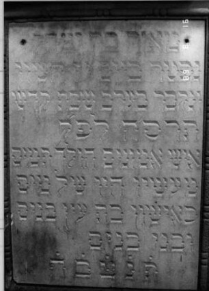 Grabstein 35 (Index: 100086668) Material: Sandstein mit zwei weißen Marmorplatten Zustand: leicht verwittert Maße HxBxT: 190x64x29 cm Beschreibung: Stele, getreppter Sockel, Giebel mit Akroteren, Schriftfeld rechteckig, Schrifttafel im Giebel dreieckig Symbolik: Zahnfries, Blätterfries, vier Sterne im Sockel, Palmetten als Mittelakroter: Grabstein 35A
