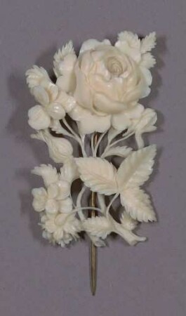 Elfenbeinbrosche aus Rosen und Blättern
