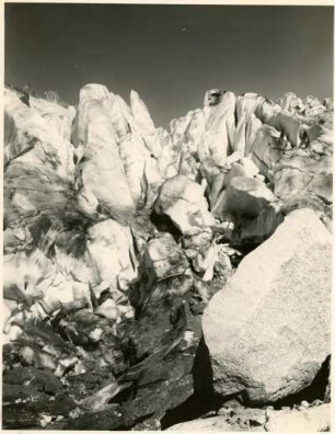 Schweiz, Wallis. Randspalten des Rhonegletschers