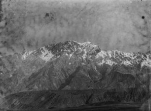 Gebirgszug : Panorama eines schneebedeckten Gebirgzsugs im Tian Shan Hochgebirge