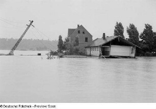 Blick auf ein überschwemmtes Gebäude nach der Sprengung eines Dammes zwischen Regis und Blumroda
