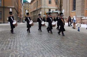 Stockholm - Wachaufzug am Schloss : Trommler der Svea Livgarde marschieren zum Schloss, aufgenommen 2006 in Stockholm