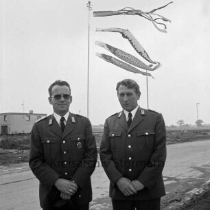 Minolta Europe GmbH: "Europa-Center": Kamera-Hersteller: Gewerbegebiet Nord: Kurt-Fischer-Straße: Einweihung: zwei Männer in Uniform: dahinter Stoffdrachen in Karpfenform am Fahnenmast