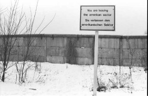 Amerikanisches Sektorenschild an der Bernhard-Beyer-Straße Richtung Exklave Steinstücken