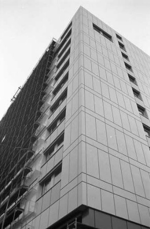 Parkhotel. Stabilisierung der Fassade durch eine neue, vorgehängte Aluminiumfassade