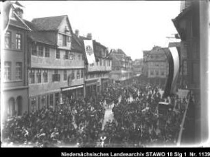 Durchmarsch von Soldaten durch die Lange Herzogstr. [ca. 1904] Enthält: Berittene Soldaten zwischen einer Menschenmenge in der mit Fahnen geschmückten Langen Herzogstr.