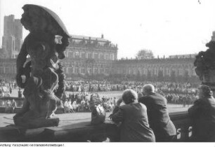 Dresden, Zwinger. Veranstaltung der Volkssolidarität im Zwingerhof, um 1957