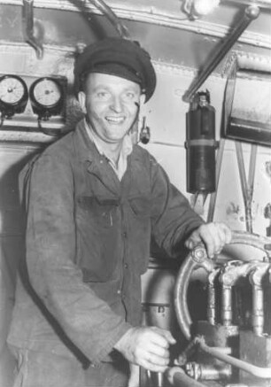 Maschinist des Textil-Schiffs aus Bremen. Er hat den Motor des Schiffes voll im Griff