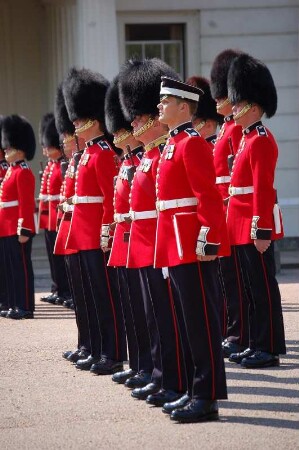 Mitglieder der Königlichen Garde üben einmal am Tag die Wachablösung im Buckingham Palace