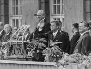 Präsident J.F. Kennedy vor dem Rathaus Schöneberg