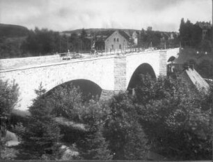 [Bild 5] Baustelle der Hindenburgbrücke (Brücke der Jugend; Straßenbrücke über den Bach Seltenrein) in Löbau. Schrägansicht ohne Schalung während Bau der Brüstungsmauer