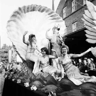 Karpfenfest: Umzug: Matthias-Claudius-Straße: Festwagen, Neptun und Neptunia, Nymphen, Muschelthron, Federn von Schwan: hinten rechts Claudius-Mühle mit Laderampe, Zuschauer: im Hintergrund Ahrensböker Straße, Fahnenschmuck, Zuschauer, 13. Oktober 1957