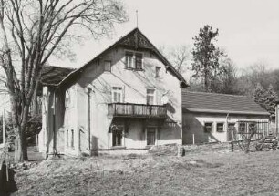 Radebeul, Mittlere Bergstraße 20. Wohnhaus (2. H. 19. Jh.) mit Stallanbau im ehem. Weingut "Hohenhaus"