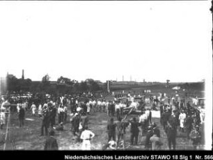 Turnfest der Turnvereine in Wolfenbüttel (Oberfläche der Platte am linken und rechten Rand beschädigt) Enthält: Turner an Geräten, umgeben von Zuschauern