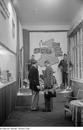 Fachbesucher am Messestand der Spowa