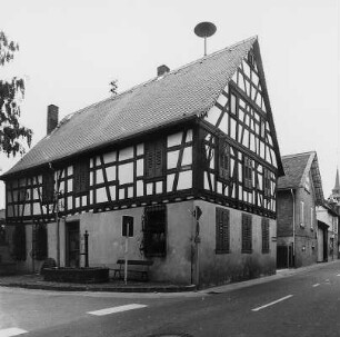 Pfarrhaus und Laufbrunnen (Mischbau); Reinheim, Kirchstraße 41, Wallgasse
