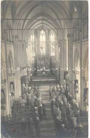 Soldaten(?) in einer gotischen Kirche