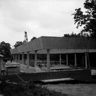 Stormarnhalle: Richtfest: der Kran zieht den Richtkranz über den Rohbau, 13. September 1967