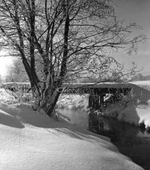 Winterbilder. Wasserlauf im Schnee