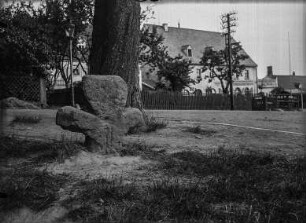 Tatzenkreuz mit eingeritzter Axt : Tatzenkreuz mit eingeritzter Axt am Platz vor der Kirche.
