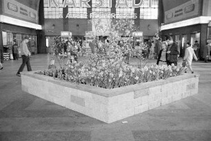 Blumenschmuck im Karlsruher Hauptbahnhof anlässlich der Bundesgartenschau 1967.